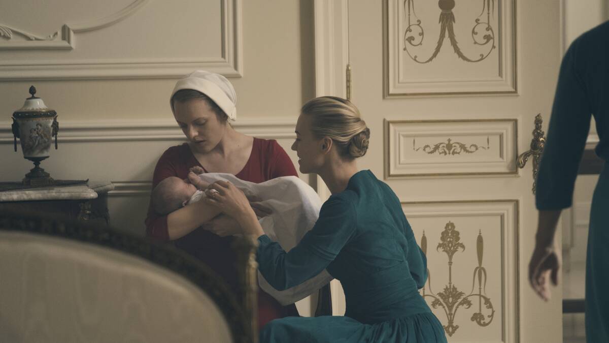 Offred (Elisabeth Moss) and Serena Joy (Yvonne Strahovski) in the Handmaid's Tale.