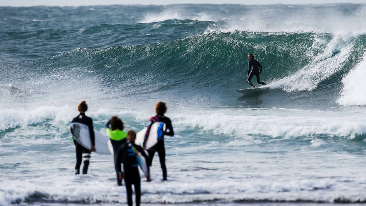 Illawarra surfers hit the waves amid hazardous surf conditions