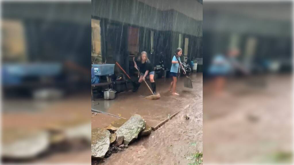Kids in race against time to save uncle's Coledale home from floodwaters