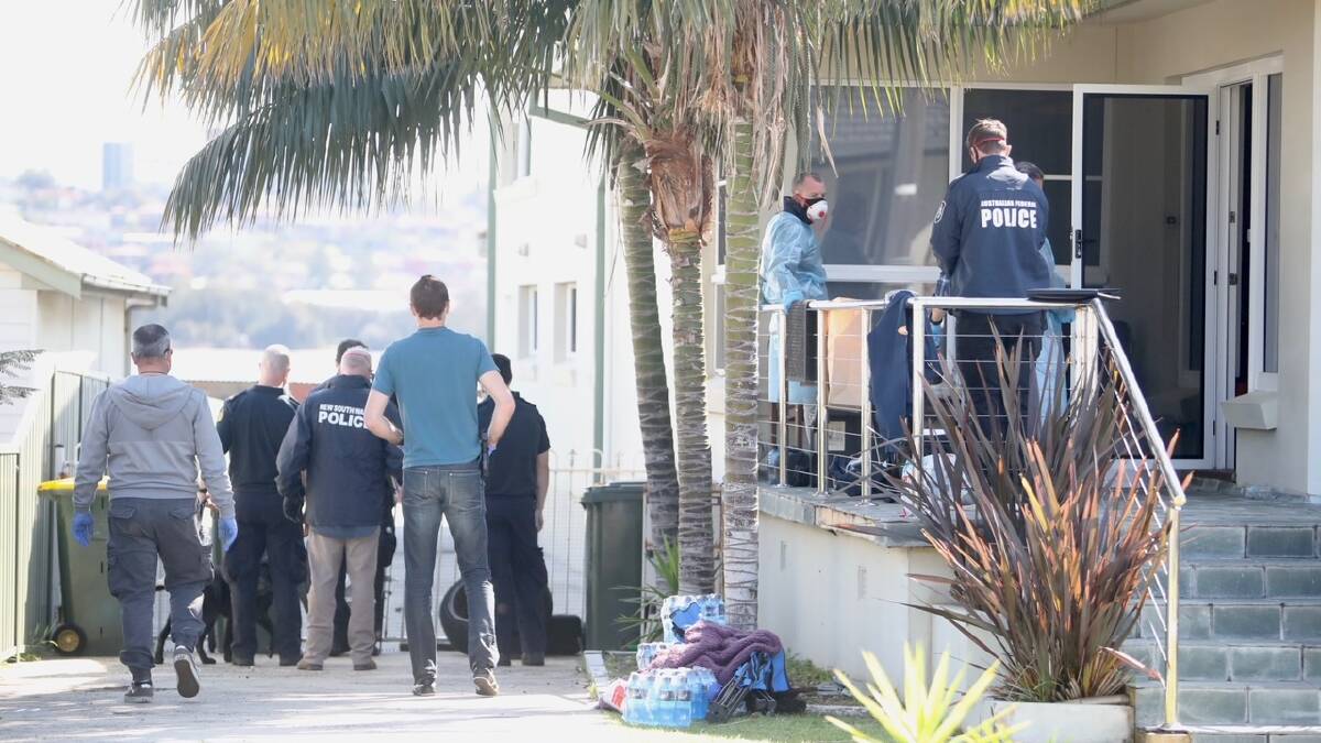 Police at a property on Lakeview Parade on Friday morning. Photo: Adam McLean