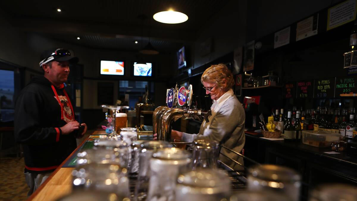 Bellambi pub's beloved bartender Gloria calls it a day after 38 years