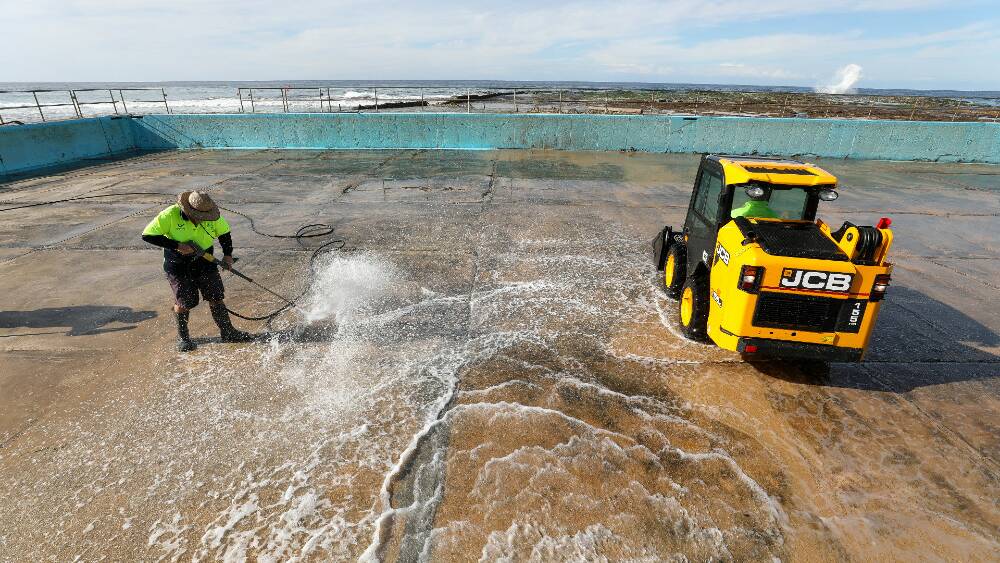 What it's really like being on Wollongong's pool cleaning crew