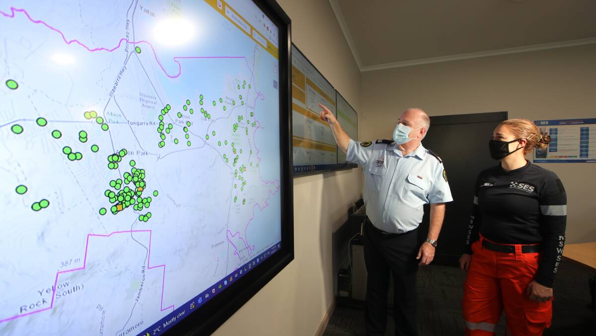 Richard Hart and Nikki Ristoski of Albion Park SES discuss the summary of requests for assistance. 