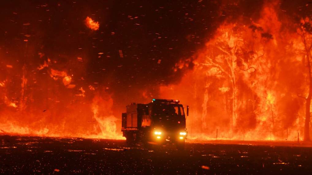 'Absolute mayhem': RFS shake-up urged in wake of Green Valley bushfire