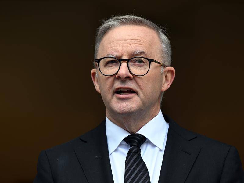 The Australia Institute says there's wide support for Labor to dump tax cuts for the well-off. (Mick Tsikas/AAP PHOTOS)