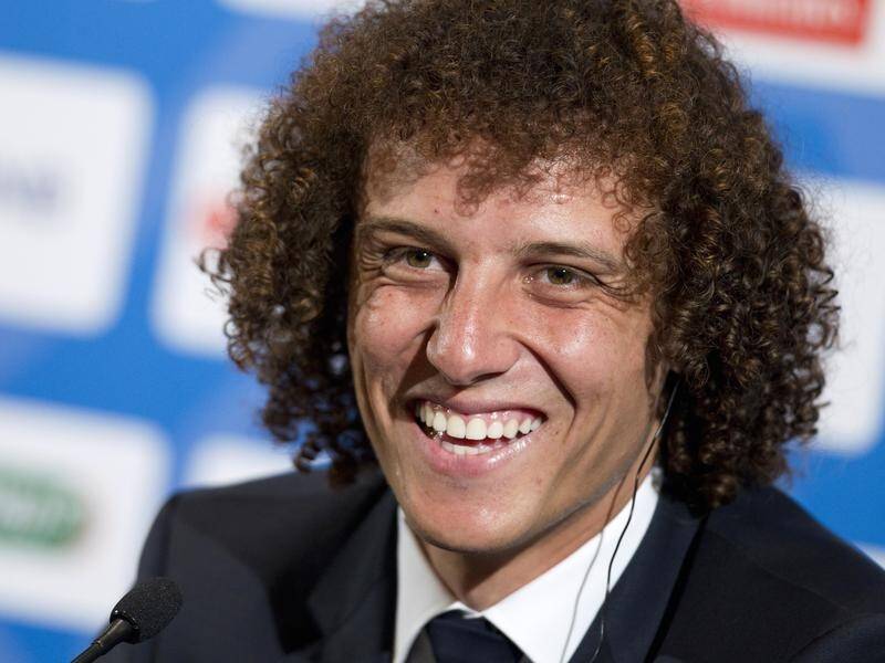 Chelsea's David Luiz has signed a new two-year deal with the English Premier League club.