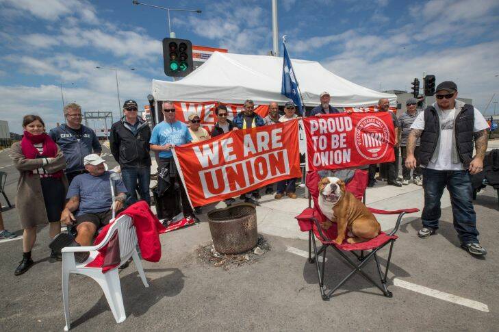 More than 1000 shipping containers carrying retail goods, Christmas decorations, fresh food and medicine remain stranded on Mebourne's waterfront, as a picket line blockading a major container terminal enters its second week.