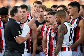 St Kilda coach Ross Lyon addresses his players as they look to return to winning ways. (Michael Errey/AAP PHOTOS)