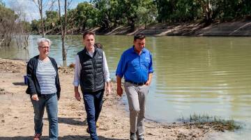 NSW Premier Chris Minns announced an inquiry into the fish kill on a visit to the town of Menindee. (Samara Anderson/AAP PHOTOS)