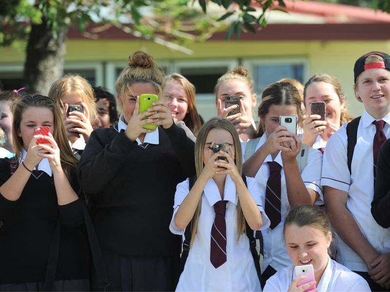 NSW Labor says less phone use in school will help student learning. (Dave Hunt/AAP PHOTOS)