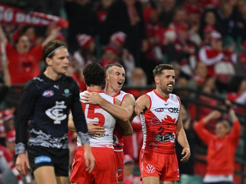 Chad Warner (C) was described as "damaging" by the Swans' coach after their win over Carlton. (Dean Lewins/AAP PHOTOS)