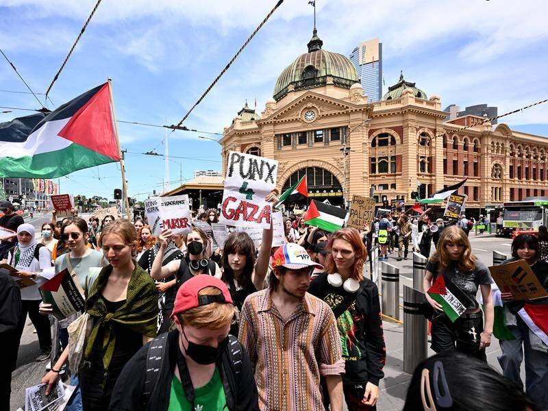 Hundreds of students showed up outside Melbourne's Flinders Street Station. (Joel Carrett/AAP PHOTOS)