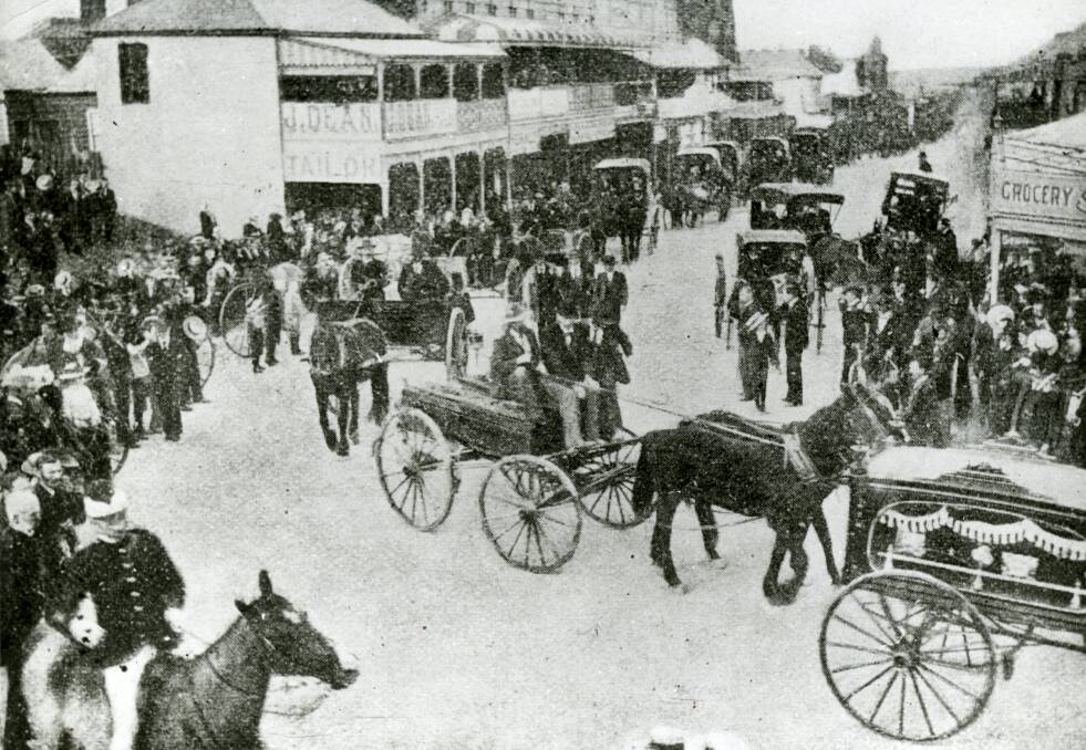 The funeral procession of 11 coal miners killed in the Mt Kembla Colliery disaster. The photograph shows the funeral cortege turning south from Crown Street into Kembla Street. Picture by Sydney Mail
