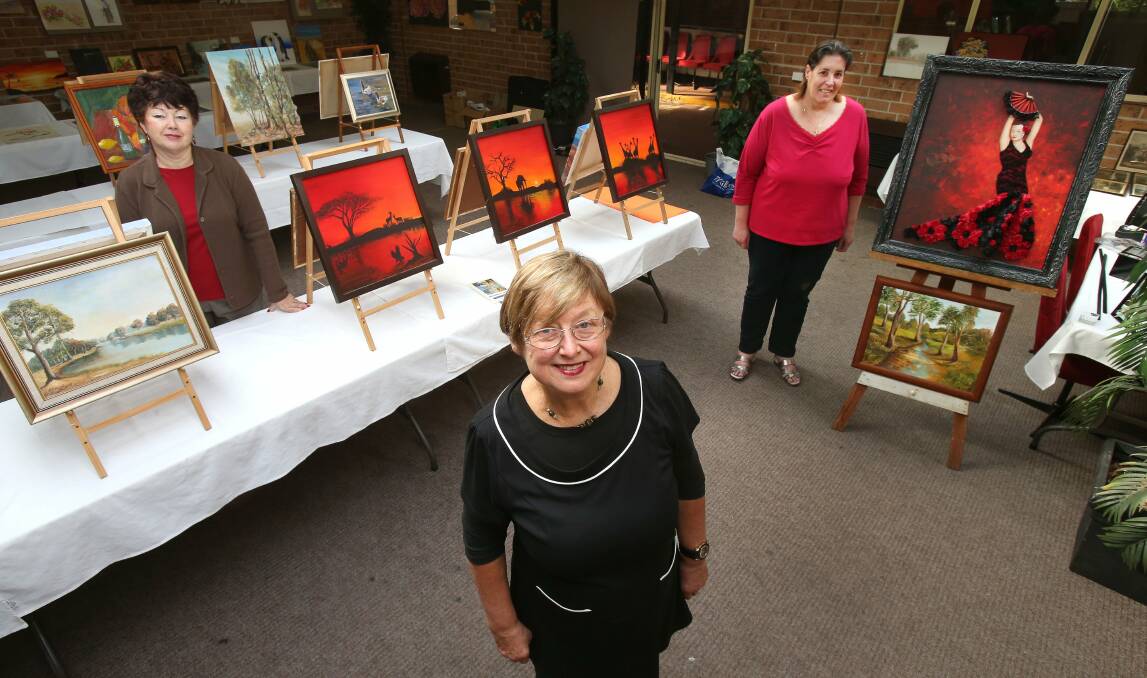 Gerri Wood, flanked by Jean Thompson and Carolyn Aleksoski, has organised a drought appeal art show. Picture: KIRK GILMOUR