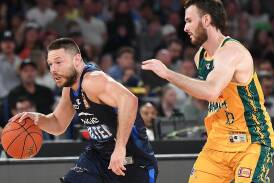 NBA champion Matthew Dellavedova (L) is embracing the challenge of chasing his first NBL title. (Julian Smith/AAP PHOTOS)