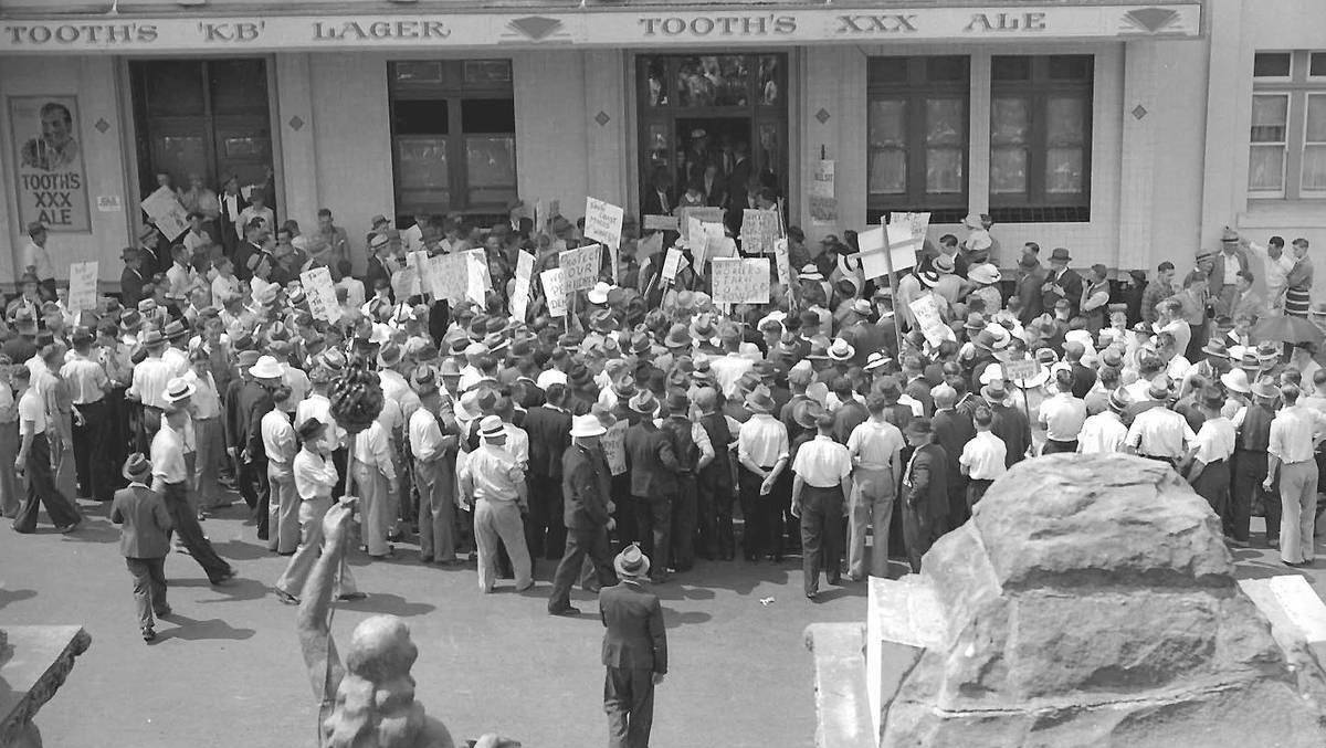 The angry mob outside Wollongong Hotel where Robert Menzies was having lunch with dignitaries.