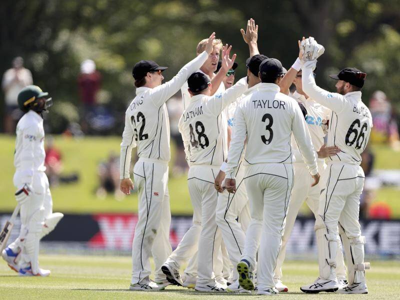 New Zealand's Ross Taylor (c) celebrated his final Test with a victory over Bangladesh.