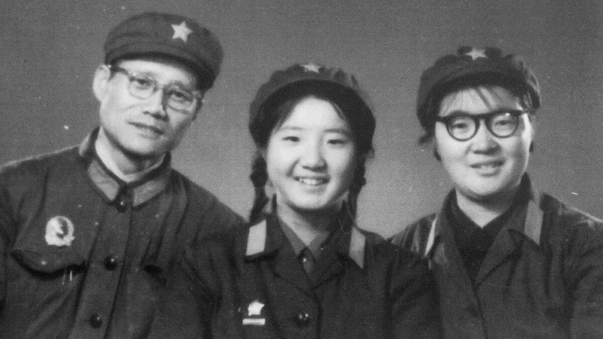 A photograph of Hu Ming with her parents.