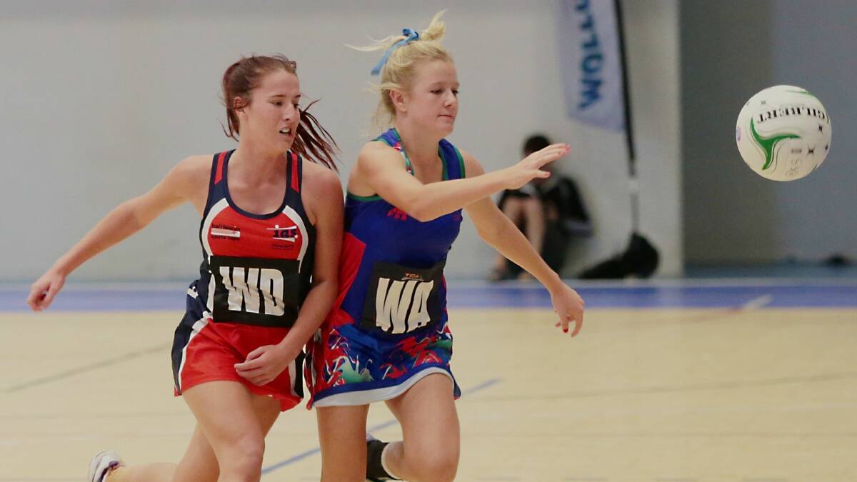 Illawarra’s Mackenzie Roberts tussles for possession with Courtney Menzies, of Southern Sports, at the UOW. Picture: ADAM McLEAN