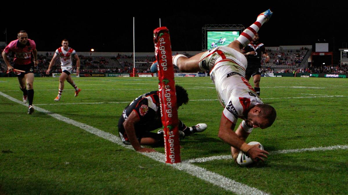 Jason Nightingale scores a try against the Warriors at WIN Jubilee Stadium. Picture: GETTY IMAGES