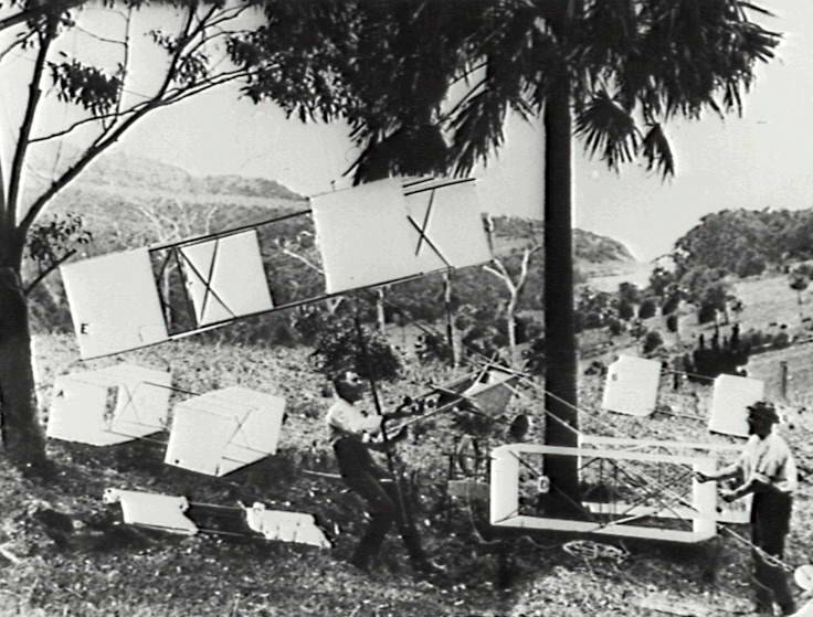Lawrence Hargrave successfully experimented with a box kite flying machine.