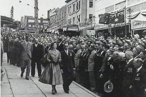 Queen Elizabeth walking down Crown Street, Wollongong in 1954. Photo: Wollongong City Library. 