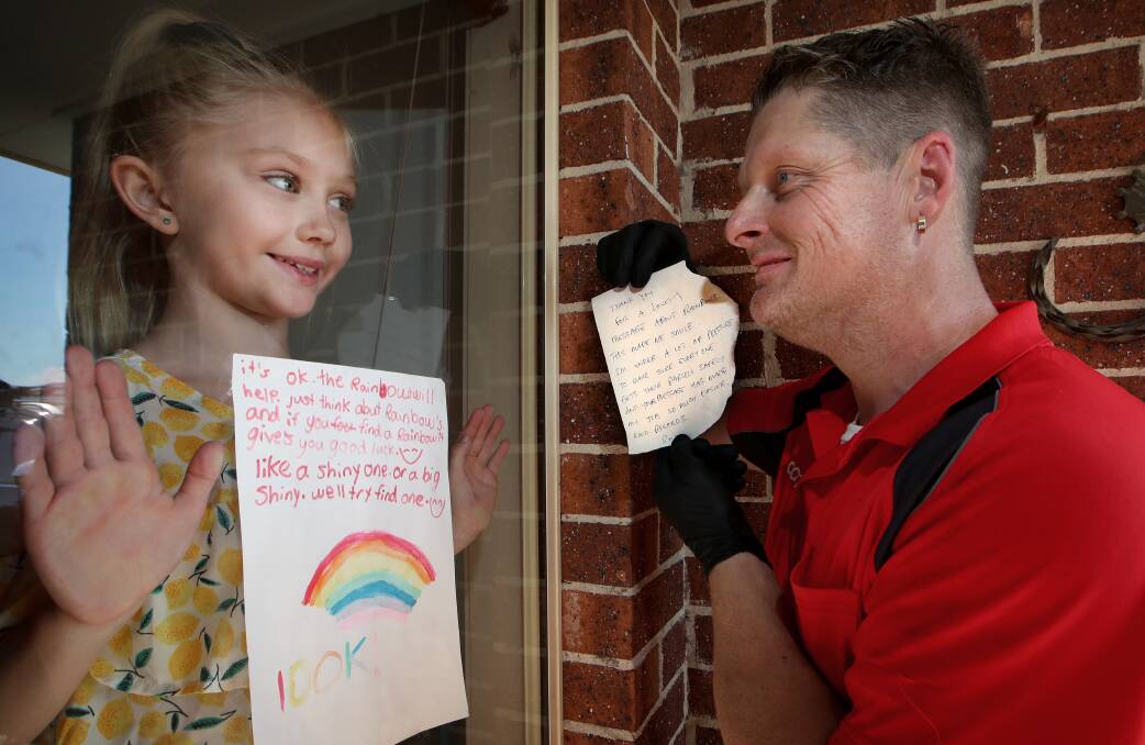 Rainbow Connection: Ella-Rae Sullivan, 8, of Albion Park, and Stuart Moore, of Fastway Couriers Wollongong with their COVID kindness notes. Picture: Sylvia Liber. 