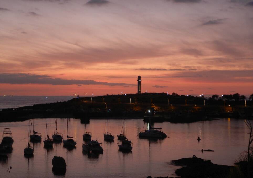 Pink and grey sunrise, taken on October 27 at Wollongong Harbour by Hans Haverkamp.