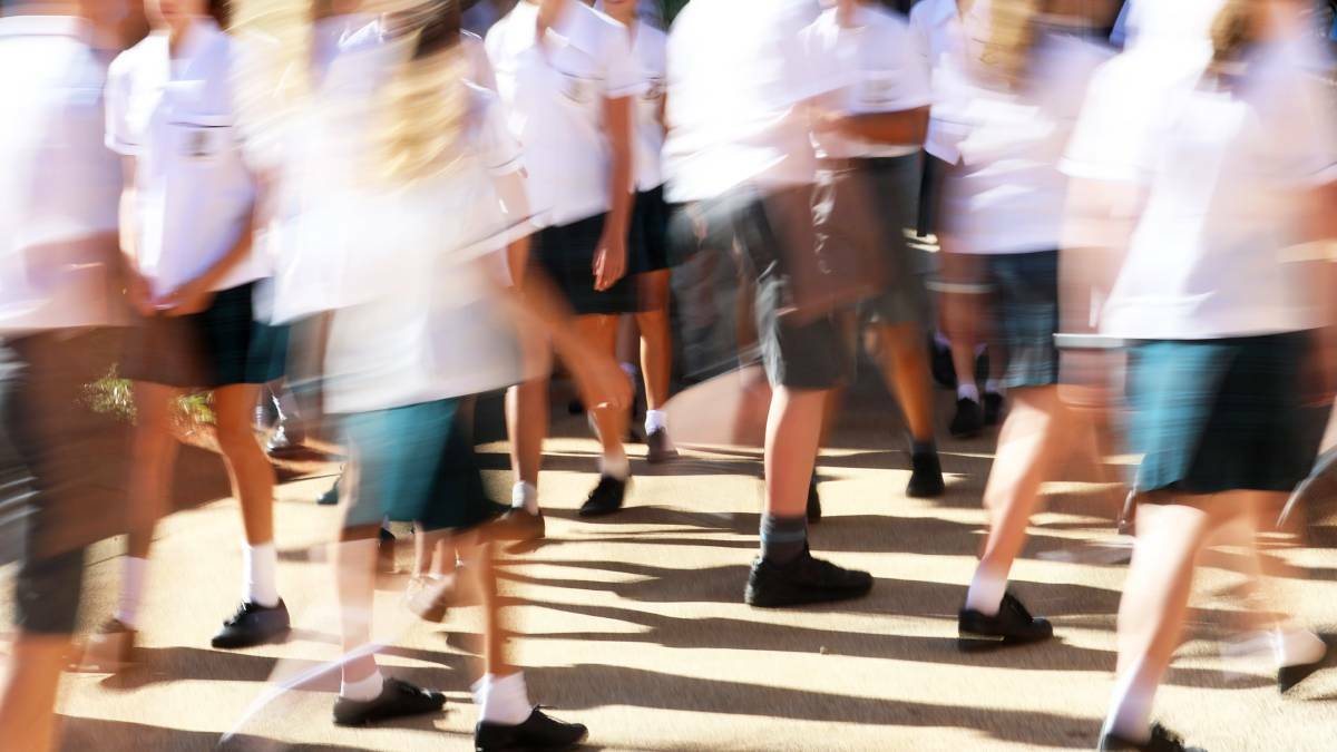 Masks compulsory for NSW teachers and senior students