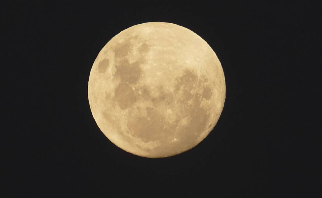 BRIGHT: Super moon by John and Heather Friend.  Send us your photos to letters@illawarramercury.com.au or post to our Facebook page. 