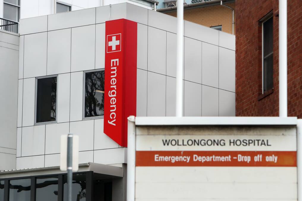 Wollongong Hospital security guard threatened with knife