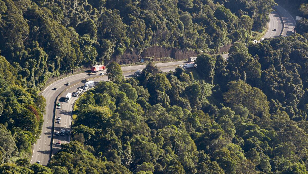 Traffic on Mount Ousley. Picture by Adam McLean