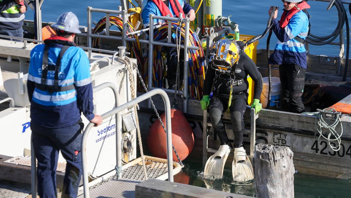 Salvage operations on August 3 lasted for four hours to remove a boat that sunk in Wollongong Harbour on July 25. Pictures by Adam McLean 