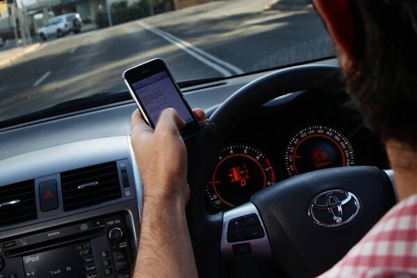 Call to ban all mobile use by drivers under 26