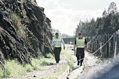 Lake Illawarra police inspect the site where John Robert Day's body was found. Picture: KEN ROBERTSON