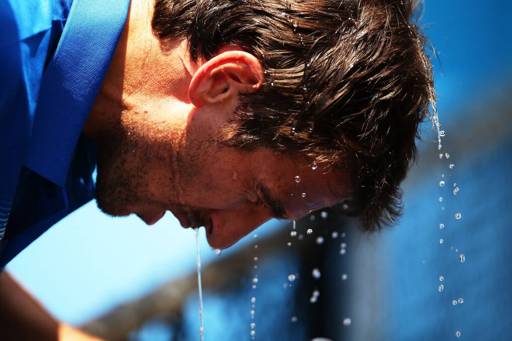 Tommy Robredo, below right, pours water over his head.