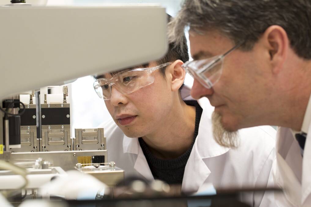 UOW's Dr Johnson Chung and Professor Gordon Wallace work on 3D cartilage scaffolds.