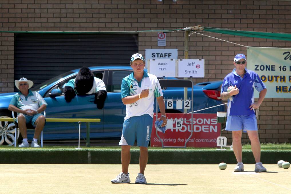Warilla's Aaron Teys, left, was a dominant 31-18 winner over Cabramatta's Jeff Smith, right, in the South Pacific singles final. Teys also won the pairs title with clubmate Mat McIntyre and was Player of the Carnival. Picture: SYLVIA LIBER