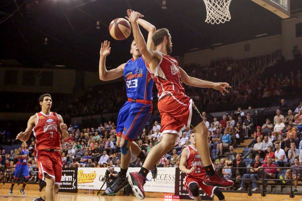 Rhys Martin dishes off to Oscar Forman during Friday night’s victory over the Adelaide 36ers at WIN Entertainment Centre.  Picture: ADAM McLEAN