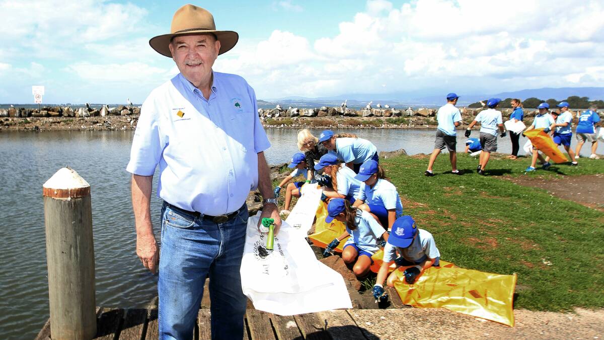 Clean Up Australia chairman Ian Kiernan with Berkeley Public School students at Lake Illawarra yesterday. Picture: SYLVIA LIBER