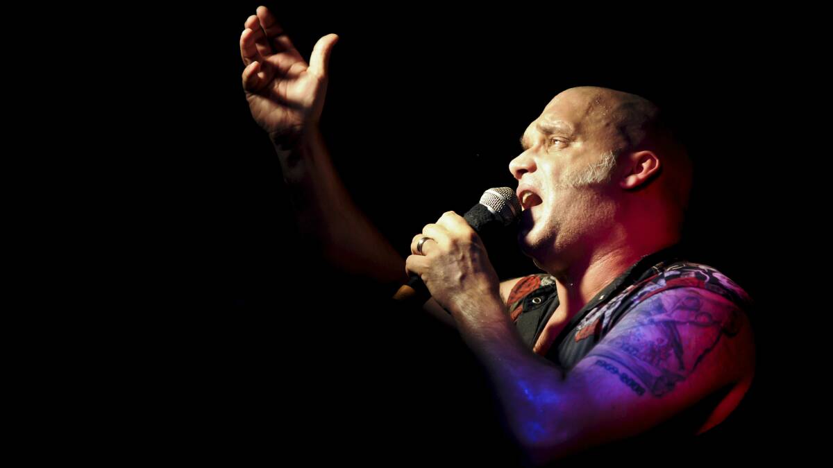 Blaze Bayley has paired up with fellow ex-lead singer of Iron Maiden Paul Di'Anno.