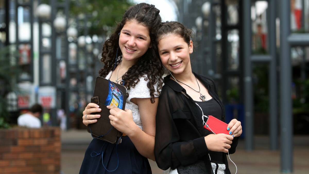 Shellharbour sisters Ellena, 13, and Alexia Viselli, 11. Picture: GREG TOTMAN