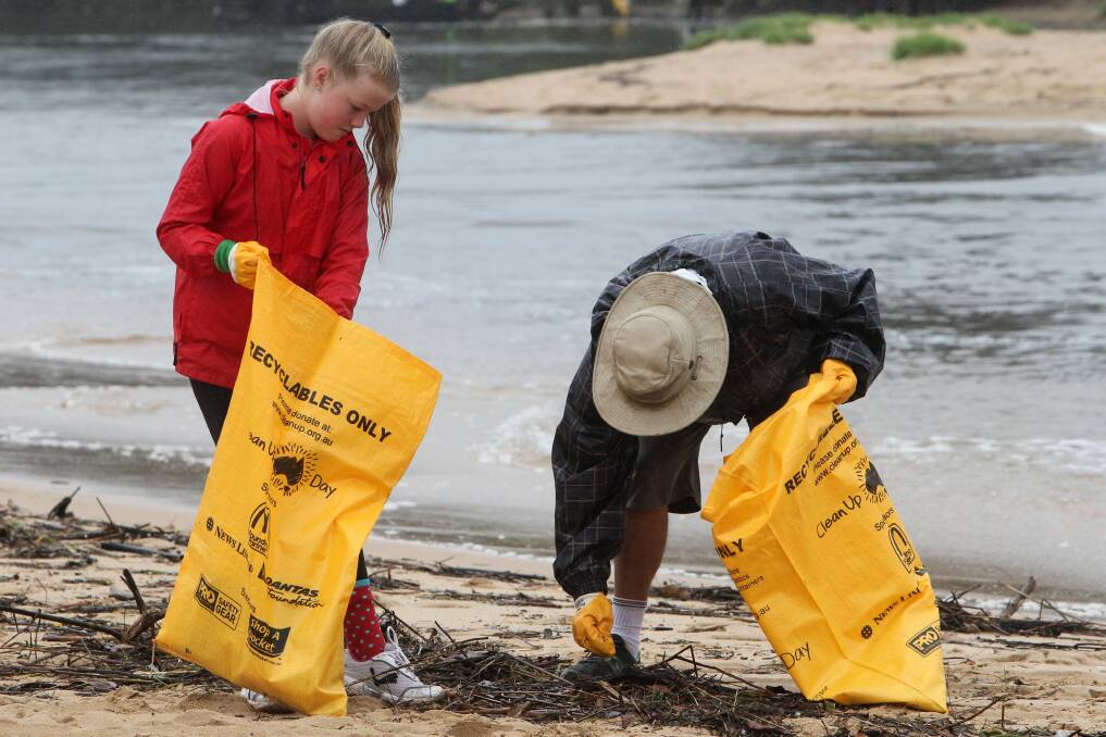 Sarah and Mark Rylander help clean up Puckeys Lagoon. Picture: GREG TOTMAN