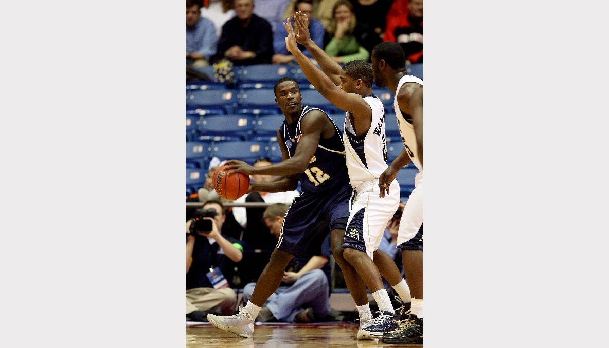 Kevin Tiggs handles the ball for the East Tennessee State Buccaneers in 2009.