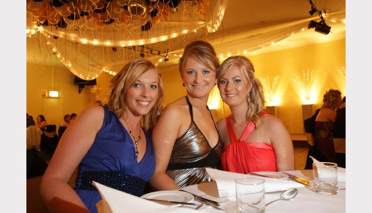Dapto High, 2007: Lisa Tiechl, Tamara Gasser and Jessica Bridge. 