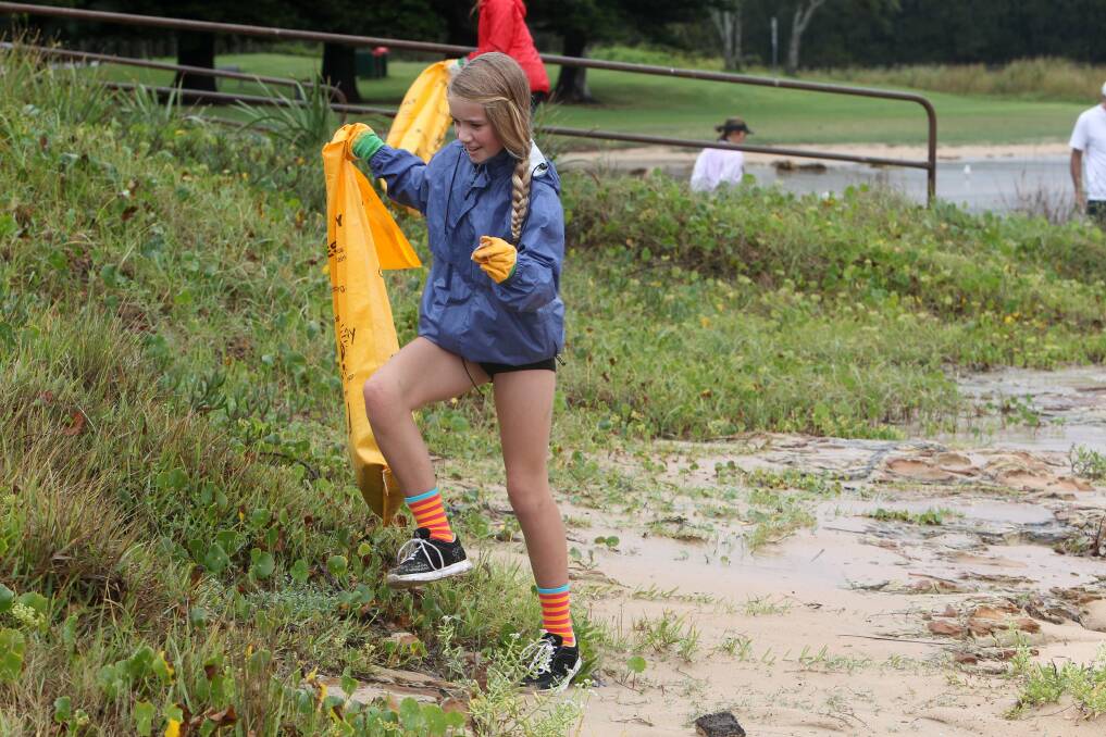 Jessica Rylander  helps clean up Puckeys Lagoon. Picture: GREG TOTMAN