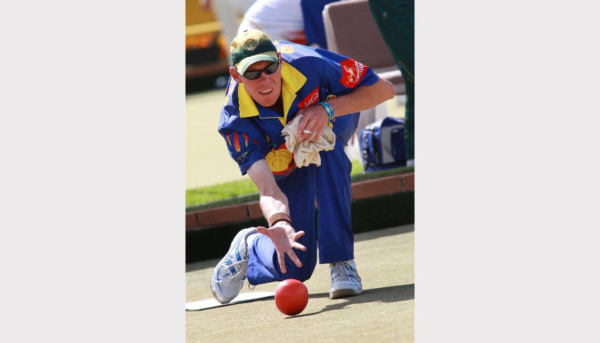 Scott Bateup of Dapto Citizens with Towradgi skip Rod Busst in the opening-round fours.
