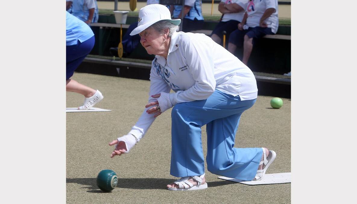  Windang bowler Gloria Hopper in action during the Summer Fours. Picture: ROBERT PEET