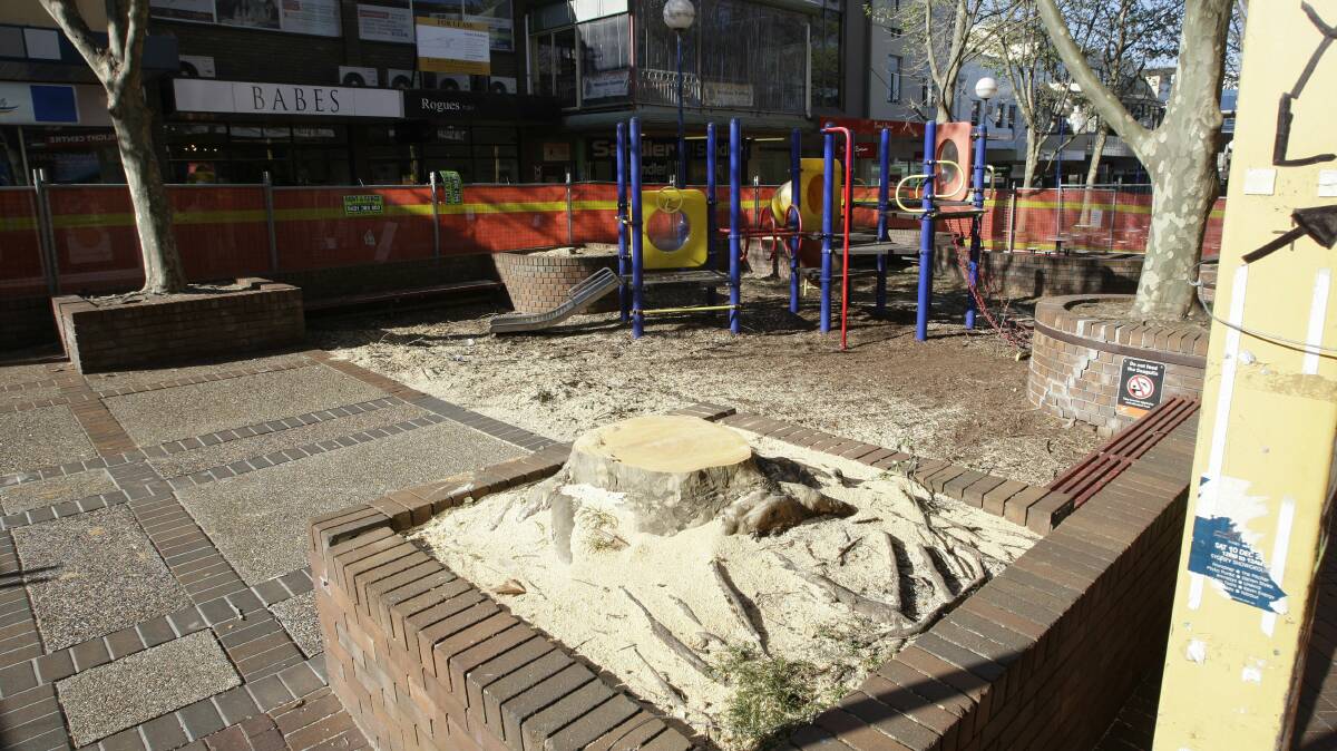 Further work on the Wollongong Mall upgrade has been delayed two weeks by Wollongong City Council.